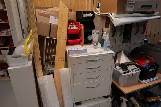 Div. Varelager, vareprøver, bord, skuffemoduler m.m.