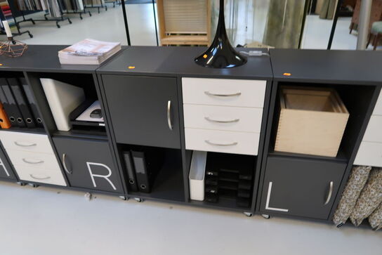 2 stk. reoler/skabe med indhold (lampe medfølger ikke)