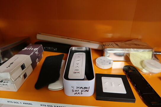 Reol med div. Reservedele