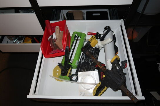 Arbejdsbord med skuffer med indhold (maskiner medfølger ikke)