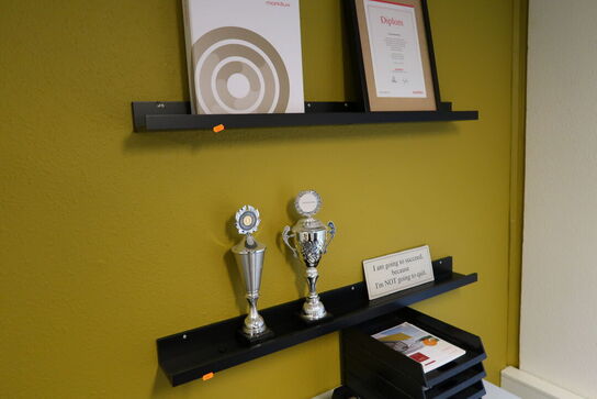 2 stk. vægreoler med indhold