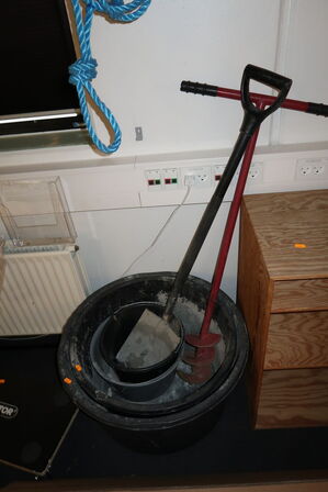 Skraldespand, haveredskaber samt murerspande m.m.