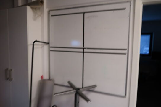 Skraldespand, kasse, whiteboard, bordstel