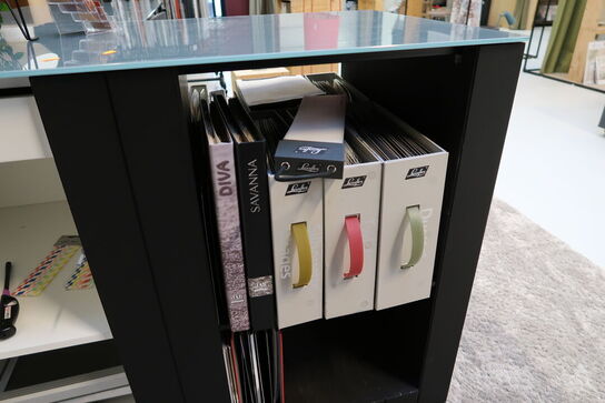 2 stk. skabe/reoler med indhold