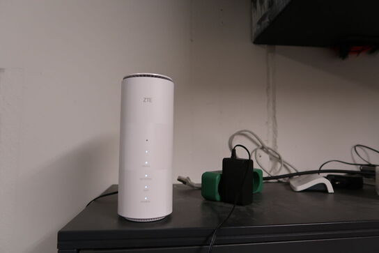 Skab med div. Reservedele