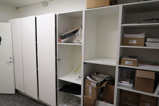 Garderobeskab med indhold