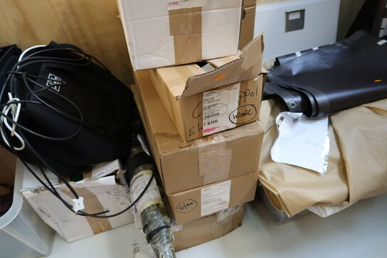 Div. Varelager, vareprøver, bord, skuffemoduler m.m.