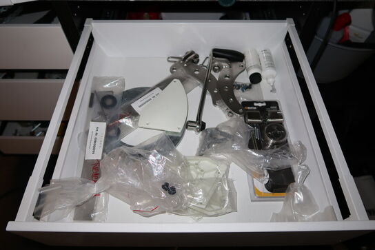 Arbejdsbord med skuffer med indhold (maskiner medfølger ikke)