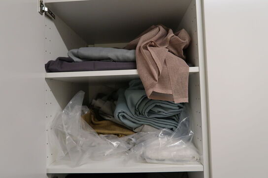 Garderobeskab med indhold