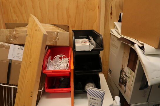 Div. Varelager, vareprøver, bord, skuffemoduler m.m.