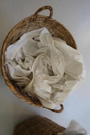 Kurv med div. Puder samt presenninger