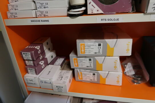 Reol med div. Reservedele