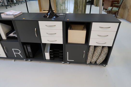 2 stk. reoler/skabe med indhold (lampe medfølger ikke)