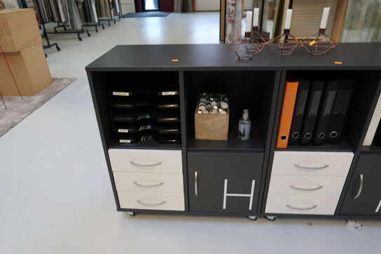 2 stk. reoler/skabe med indhold