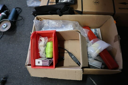 Kuffert samt kasse med div. Varelager