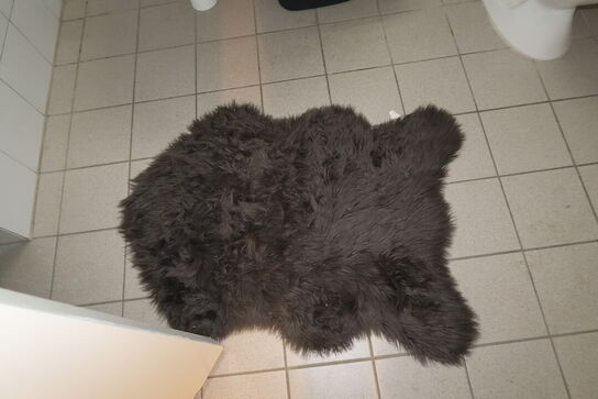 Lammeskind, skab, skammel, stol m.m.