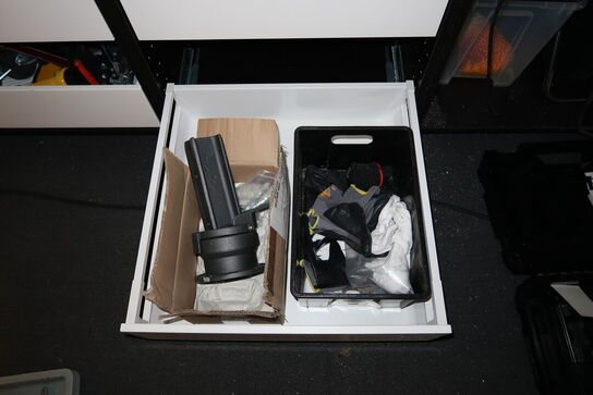 Arbejdsbord med skuffer med indhold (maskiner medfølger ikke)