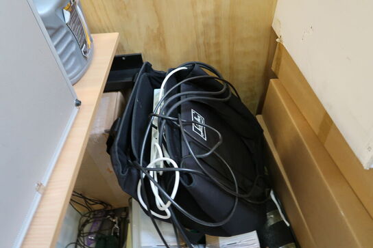 Div. Varelager, vareprøver, bord, skuffemoduler m.m.