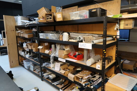 2 fag lagerreoler uden indhold (kan først afhentes efter kl 14)