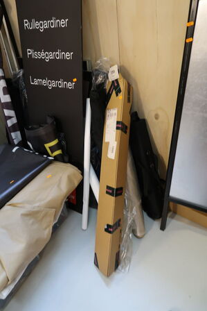 Div. Varelager, vareprøver, bord, skuffemoduler m.m.