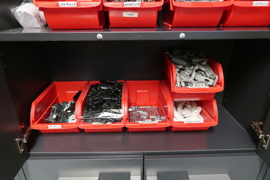 Skab med div. Reservedele