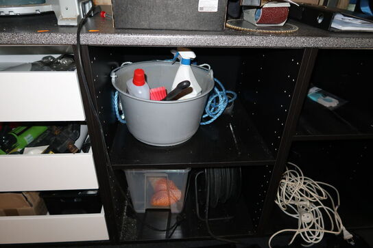 Arbejdsbord med skuffer med indhold (maskiner medfølger ikke)