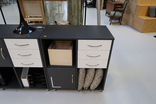 2 stk. reoler/skabe med indhold (lampe medfølger ikke)