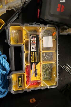 Div. Sortimentskasser med skruer, rawplugs m.m.