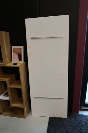 6 stk. træreoler med indhold samt plade