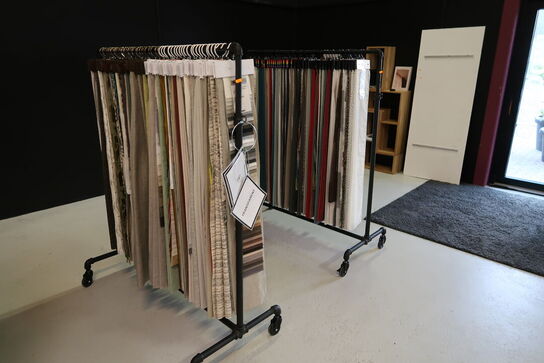 Mannequin samt 6 stk. stativer med vareprøver