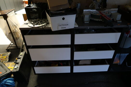 Arbejdsbord med skuffer med indhold (maskiner medfølger ikke)