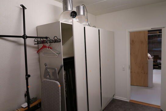 Garderobeskab med indhold (lamper medfølger ikke)