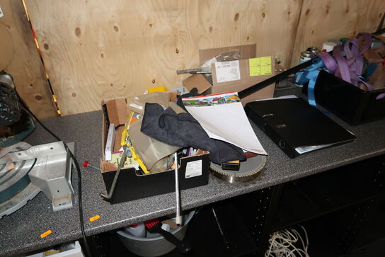 Arbejdsbord med skuffer med indhold (maskiner medfølger ikke)