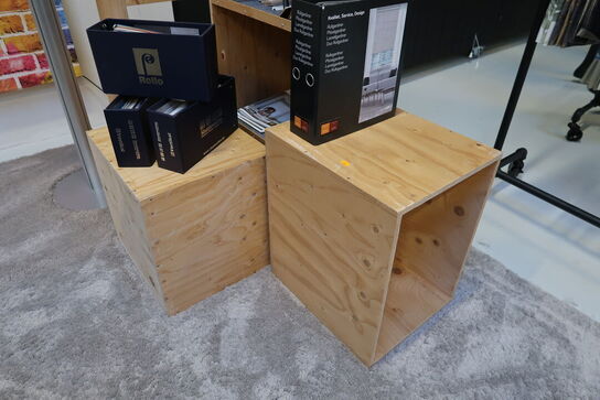 Div. Reoler/kasser med indhold (lampe medfølger ikke)