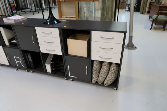 2 stk. reoler/skabe med indhold (lampe medfølger ikke)