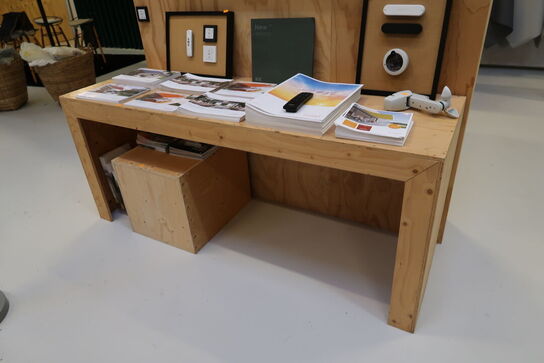 Bord samt skammel uden indhold