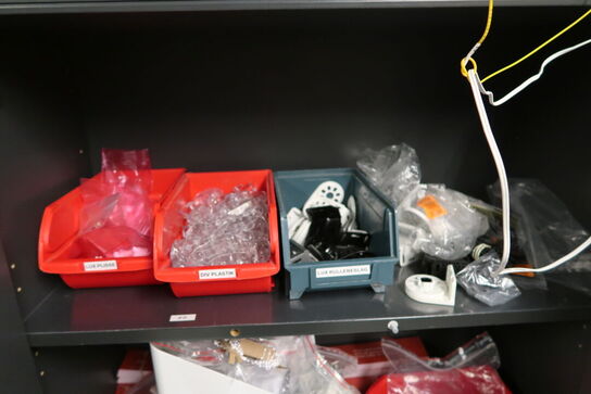 Skab med div. Reservedele