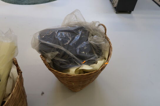 Kurv med div. Puder samt presenninger