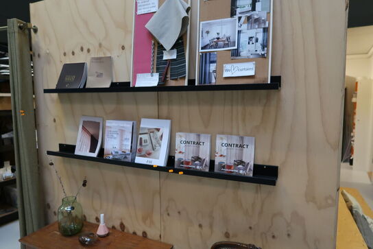 2 stk. væghylder med indhold