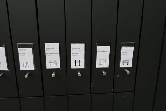 Udstillingsdisplay med div. Vareprøver og varelager