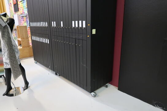 Udstillingsdisplay med div. Vareprøver og varelager