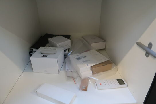 2 stk. skabe/reoler med indhold