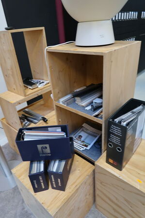 Div. Reoler/kasser med indhold (lampe medfølger ikke)