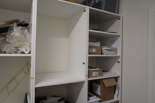 Garderobeskab med indhold