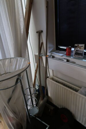 Skraldespand, haveredskaber samt murerspande m.m.