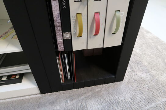 2 stk. skabe/reoler med indhold