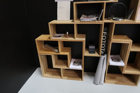 6 stk. træreoler med indhold samt plade