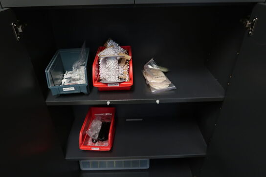 Skab med div. Reservedele