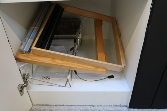 2 stk. skabe/reoler med indhold