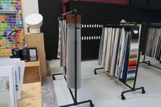 Mannequin samt 6 stk. stativer med vareprøver